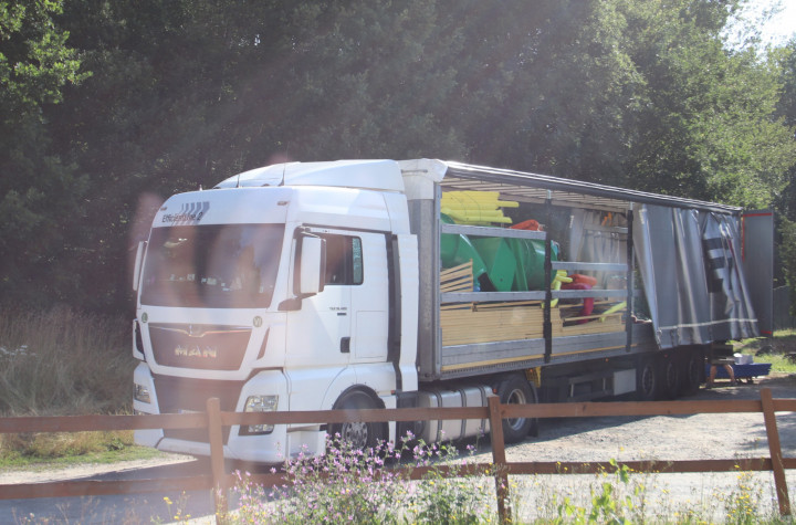 LKW liefert neues Kinder-Tobeland